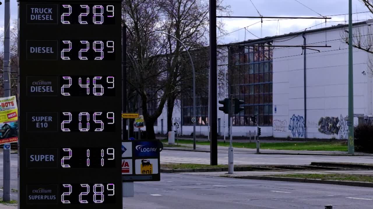 Precios altos de combustible mostrados en una pantalla en Alemania