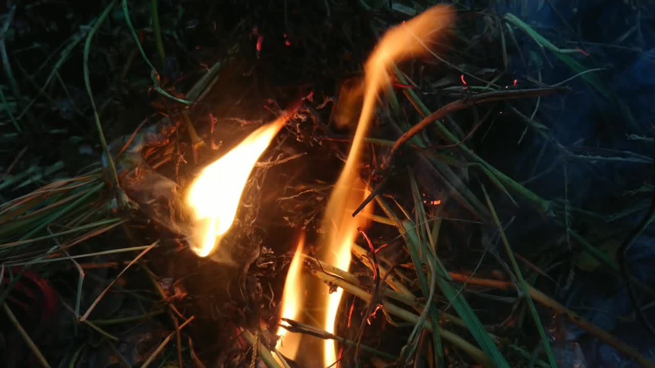 뜨거운 불의 움직임은 쓰레기를 태운다.