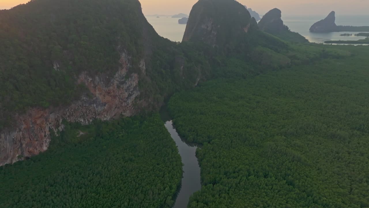 Cảnh bình minh yên bình trên vịnh Phang Nga hùng vĩ, Thái Lan