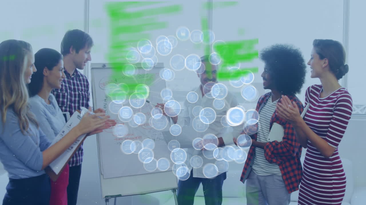 animazione della rete di icone e elaborazione dei dati su diverse persone d'affari in ufficio