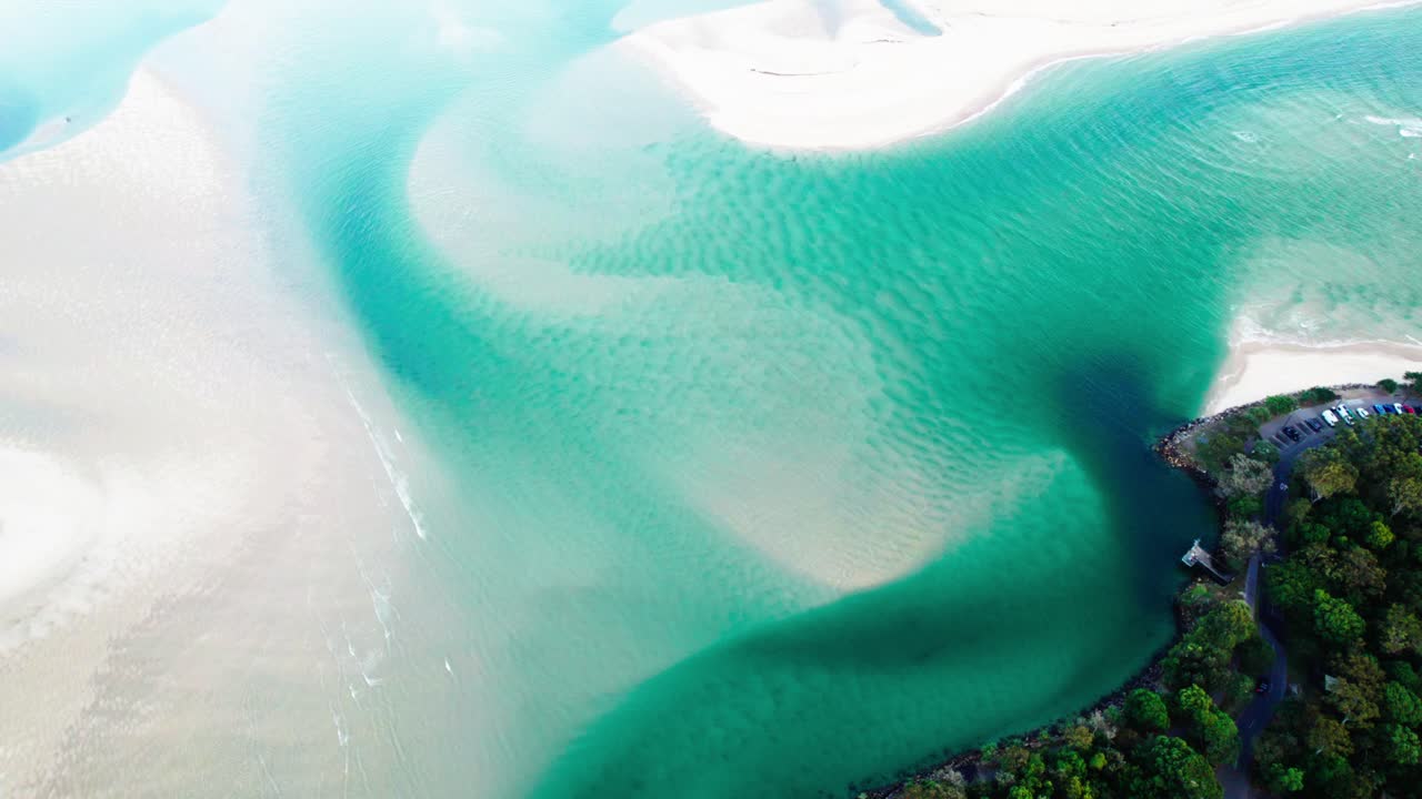 오스트레일리아 즐랜드의 선샤인 코스트에 있는 누사 강의 모래 언덕 위의 모습