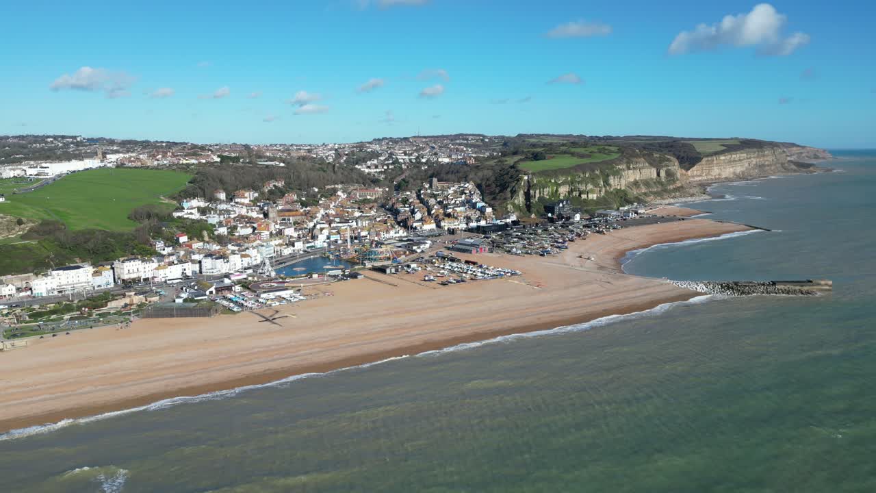 tomada aérea de un dron de hastings, reino unido, tomada de gran ángulo de la playa, el casco antiguo y los acantilados de east hill