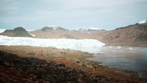 gran glaciar en la costa de la antártida una soleada tarde de verano