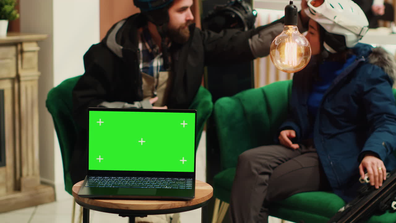 turistas en traje de invierno en el salón.