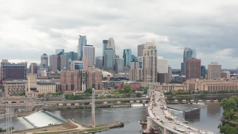 Antena-Del-Horizonte-De-Minneapolis-Con-Vista-De-Las-Cataratas-De-San-Antonio-Y-El-Puente-Central-Ave