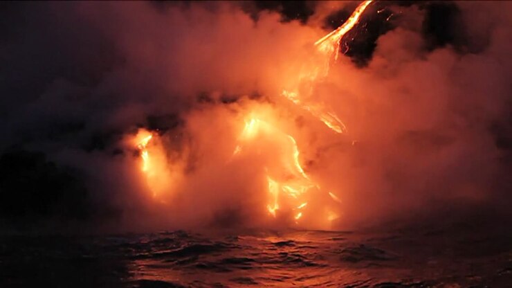 Spettacolare colata lavica notturna da un vulcano nell'oceano 4
