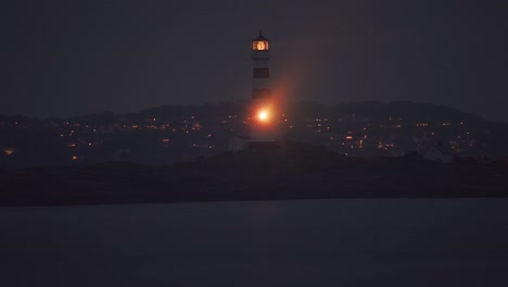 Faro-De-Oksoy-En-La-Isla-Cerca-De-La-Costa-Noruega.