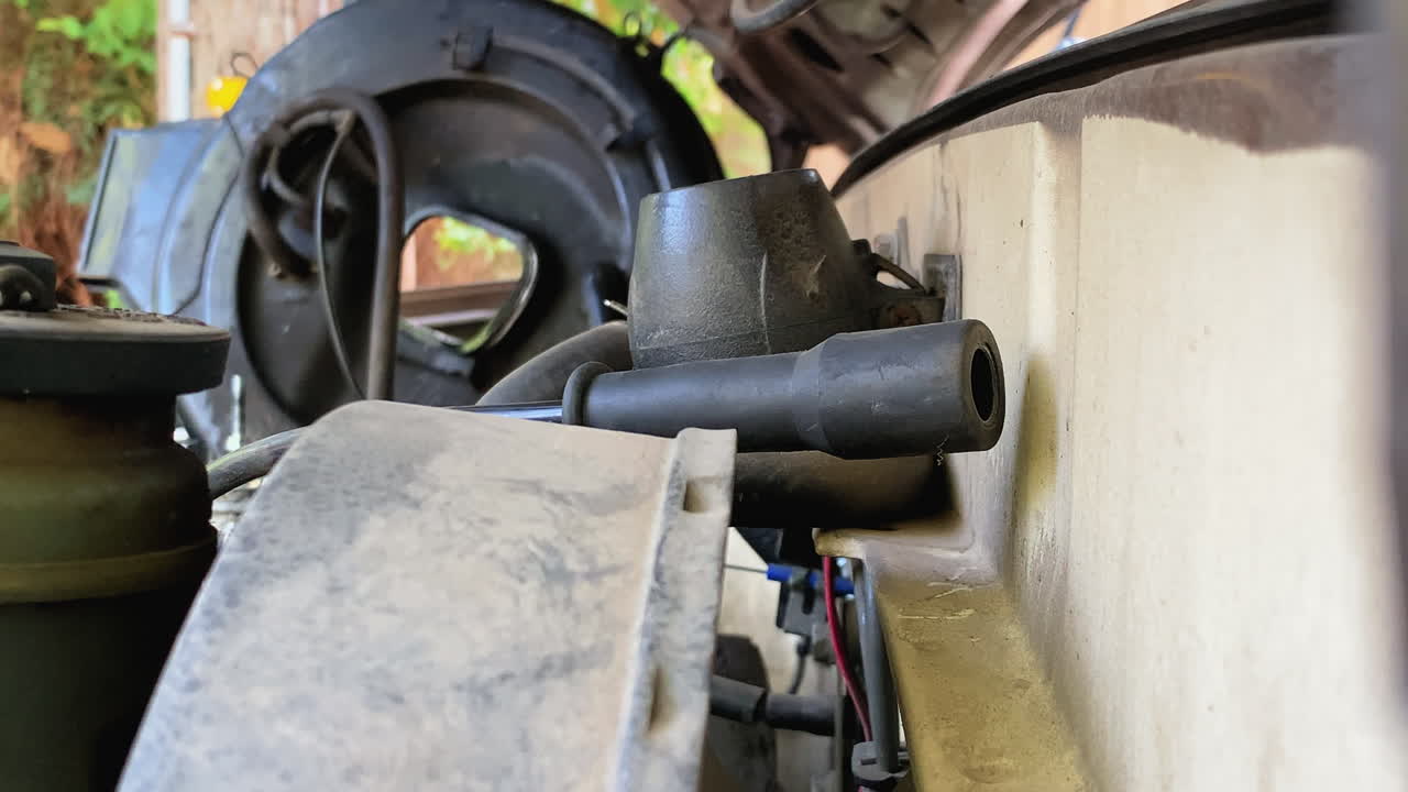 vista de cerca de las bujías de recogida registradas en un motor de automóvil toyota en la estación de servicio automático durante el día