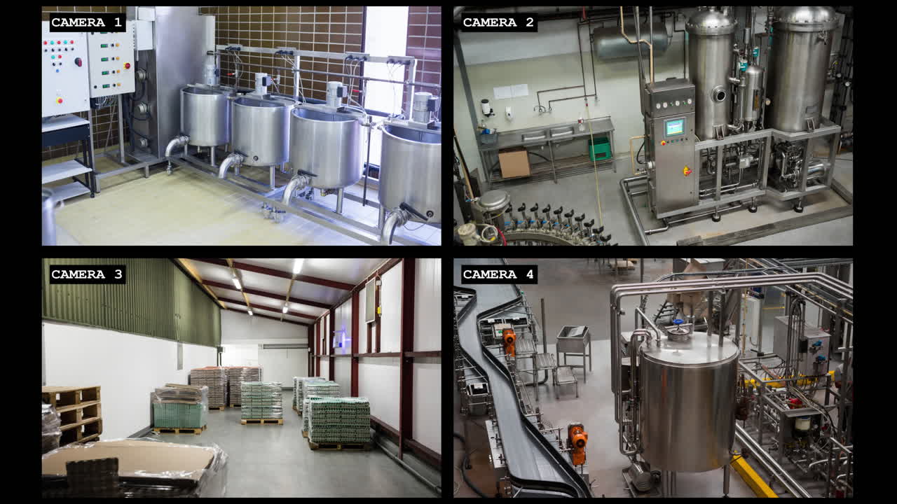 cuatro vistas de cámaras de seguridad de producción industrial y almacenamiento interiores y maquinaria, cámara lenta