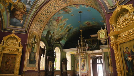 à l'intérieur d'une église