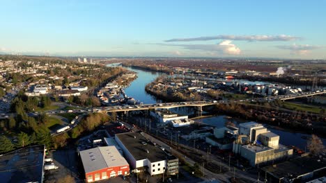 Tráfico-En-El-Puente-Knight-Street-Desde-El-Sur-De-Vancouver-Cruzando-La-Isla-Mitchell-Y-El-Río-Fraser-Hasta-Richmond-En-BC,-Canadá