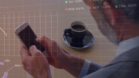 animación del procesamiento de datos financieros sobre un hombre caucásico que usa un teléfono inteligente