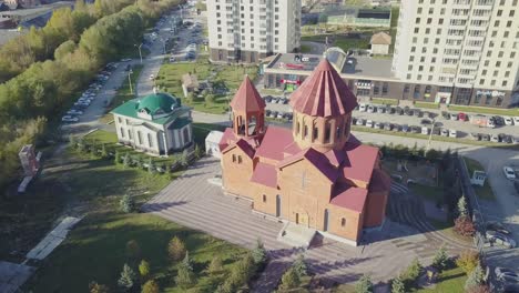 vista aérea de una iglesia en un entorno urbano