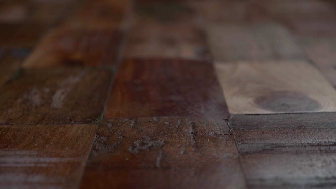 la moneda es lanzada en el aire por la mano del hombre en el lanzamiento de la moneda 8