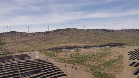 plasencia, españa: una granja de paneles solares que aprovecha la energía renovable - antena aérea