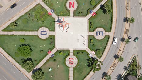 obelisco con rosa de viento en la plaza de desorientado o san juan bautista en san juan de la maguana, república dominicana