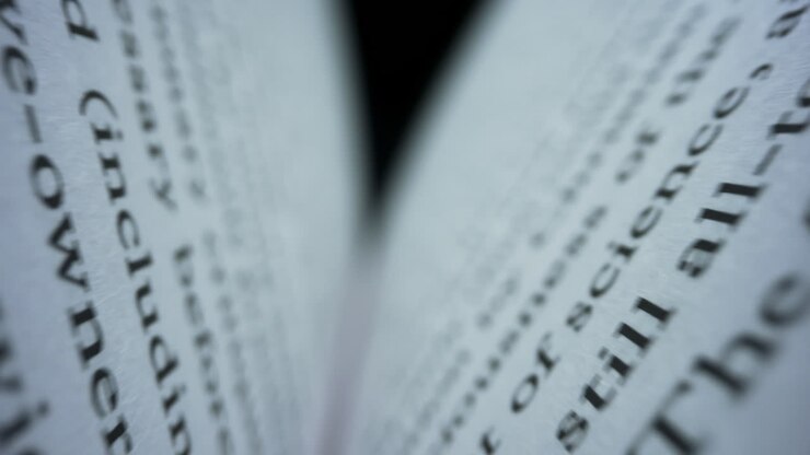 câmara movendo-se entre as páginas de livros de papel