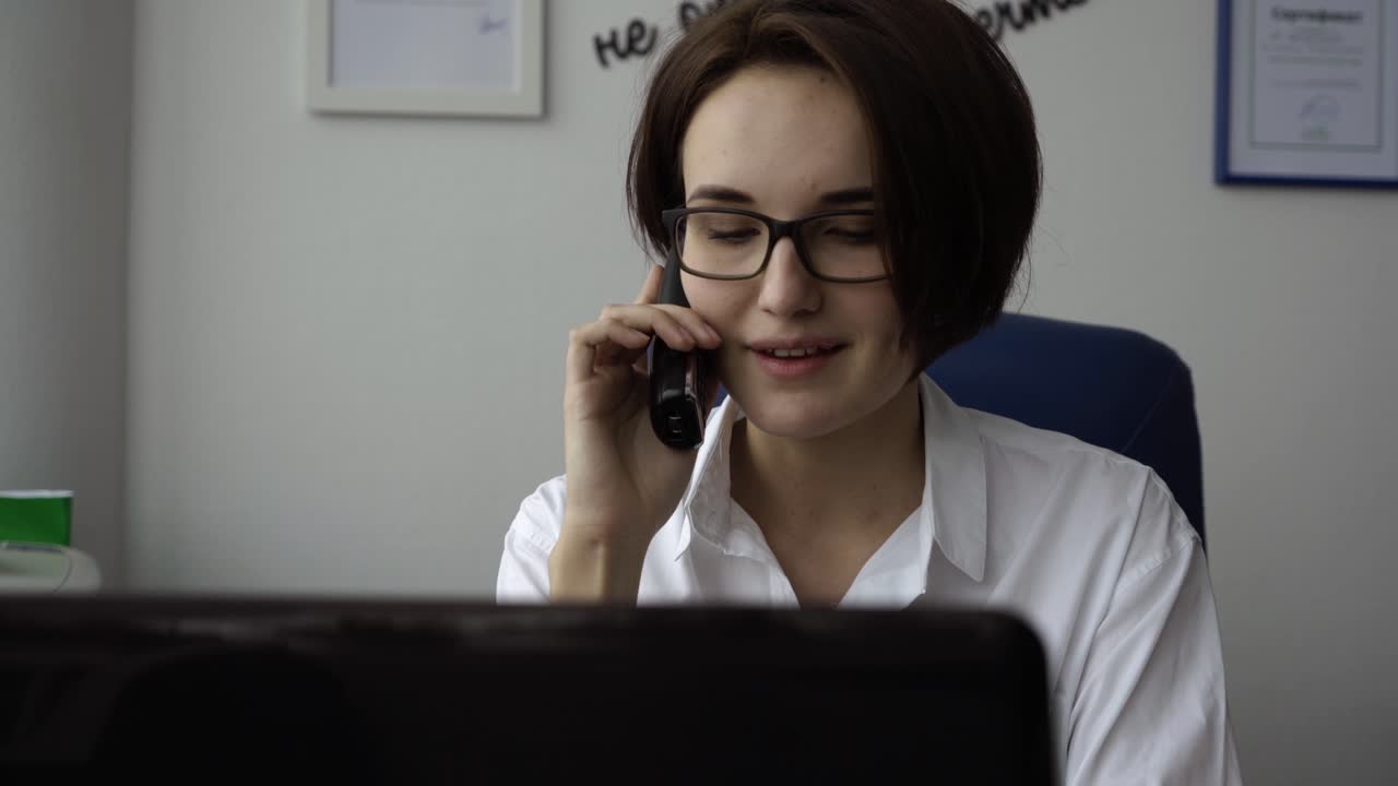 mujer de negocios en el teléfono en la oficina