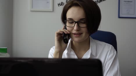 mujer de negocios en el teléfono en la oficina