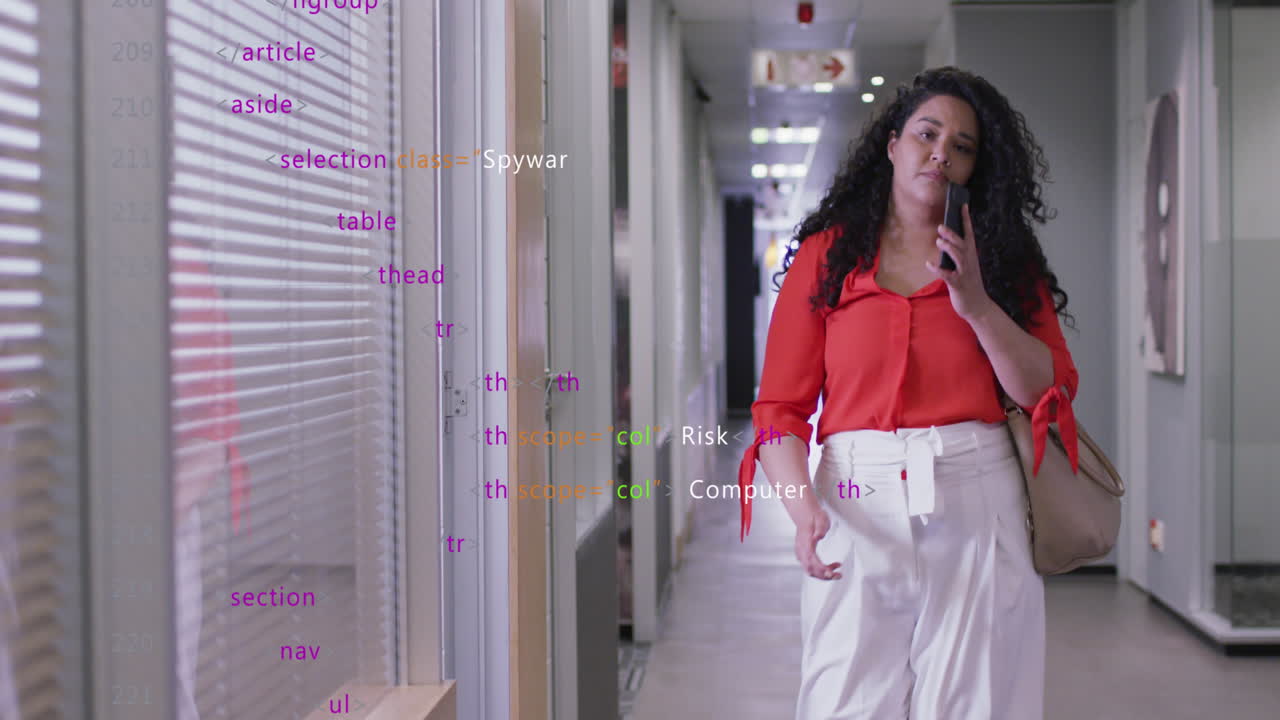 animación del procesamiento de datos sobre una mujer de negocios afroamericana hablando en su teléfono inteligente.