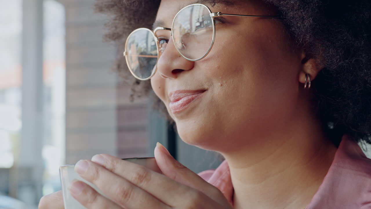 mujer negra, café y sonrisa pensando por la ventana