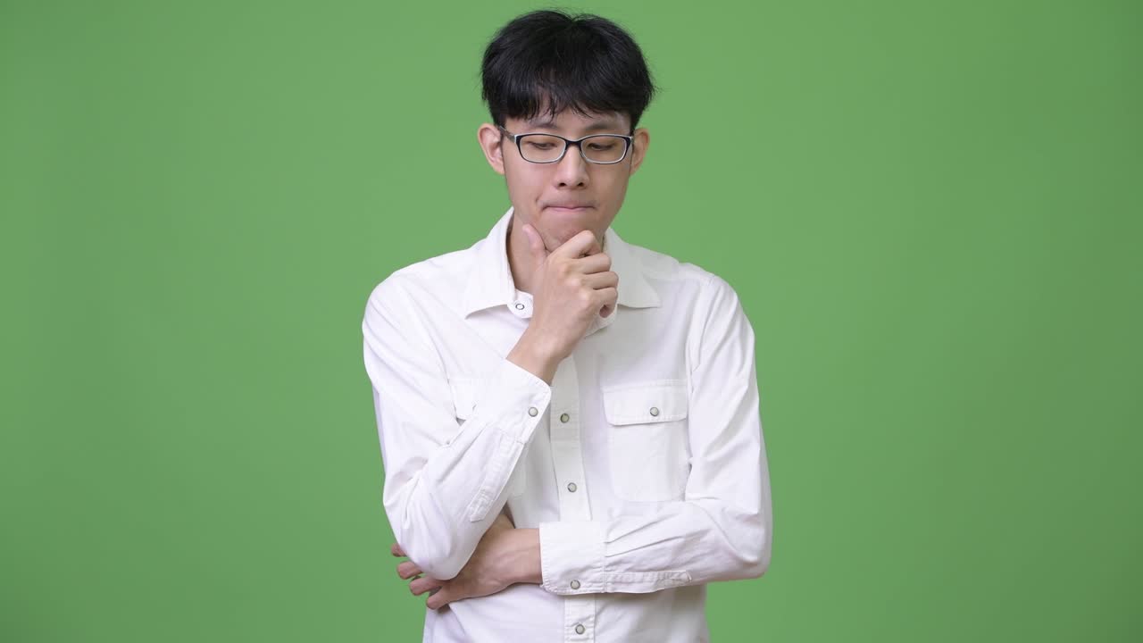 슬픈 젊은 아시아 사업가 아래를 바라보면서 생각