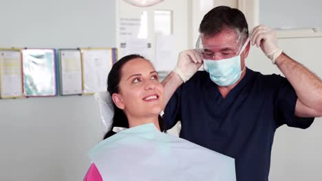 Dentista-Sonriente-Examinando-A-Un-Paciente