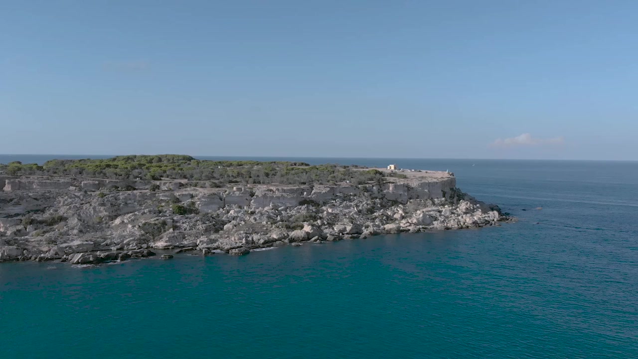 Ripresa sul mare in direzione delle scogliere