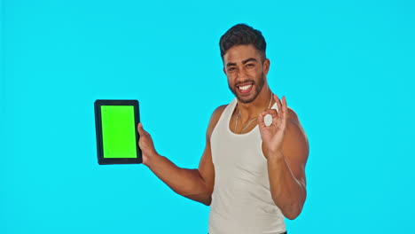 fitness, pantalla verde y cara de hombre apuntando