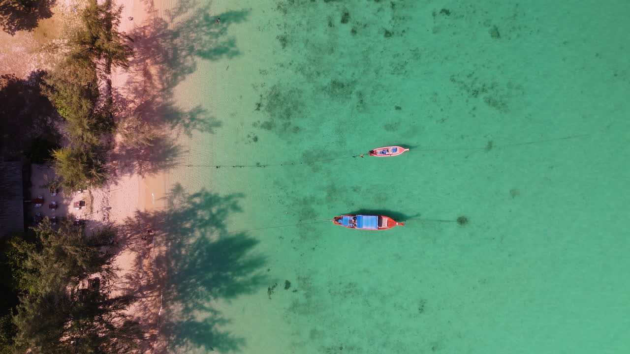 배 들 이 있는 열대 해변 의 공중 사진