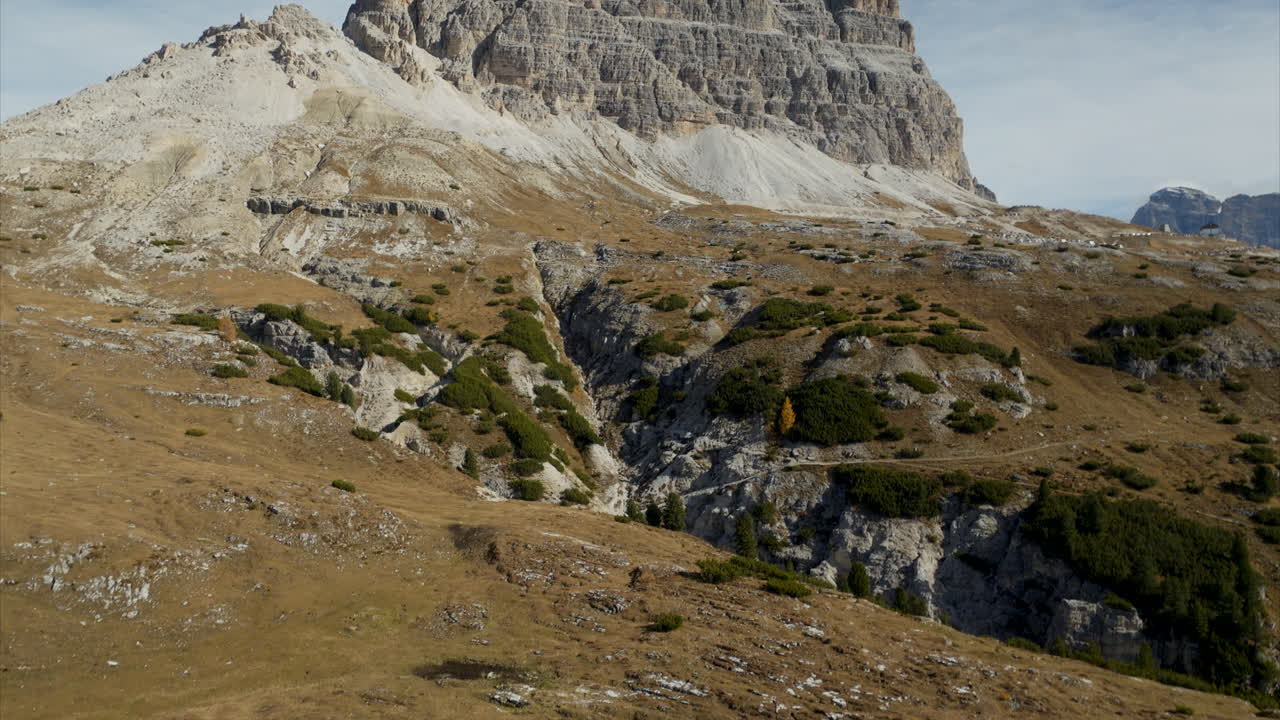 una vista impresionante de los tres picos de lavaredo desde las estribaciones del tirol del sur, italia