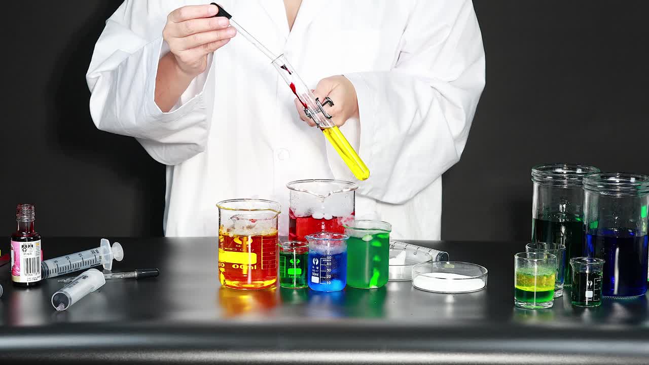 científico realizando un experimento con líquidos de colores