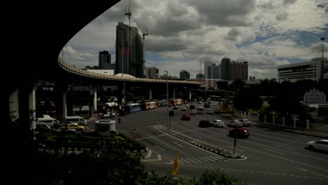 viendo los autos en el monumento a la victoria en bangkok