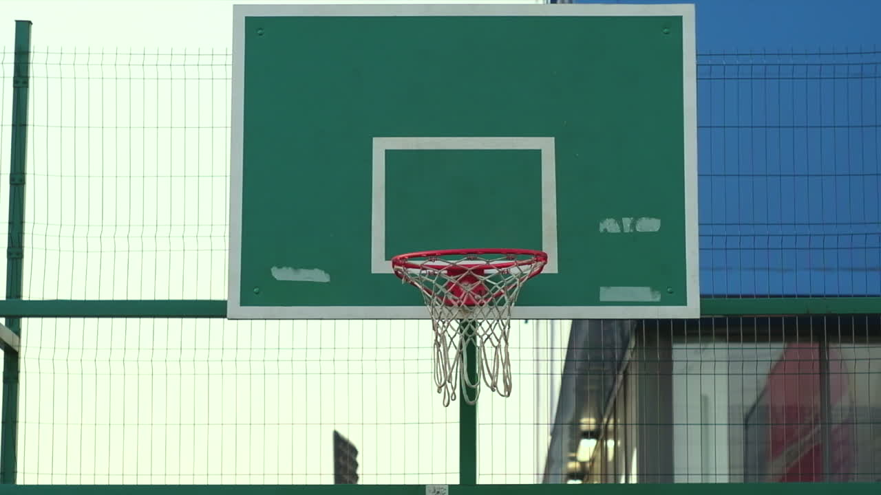 баскетбольный обруч на корте