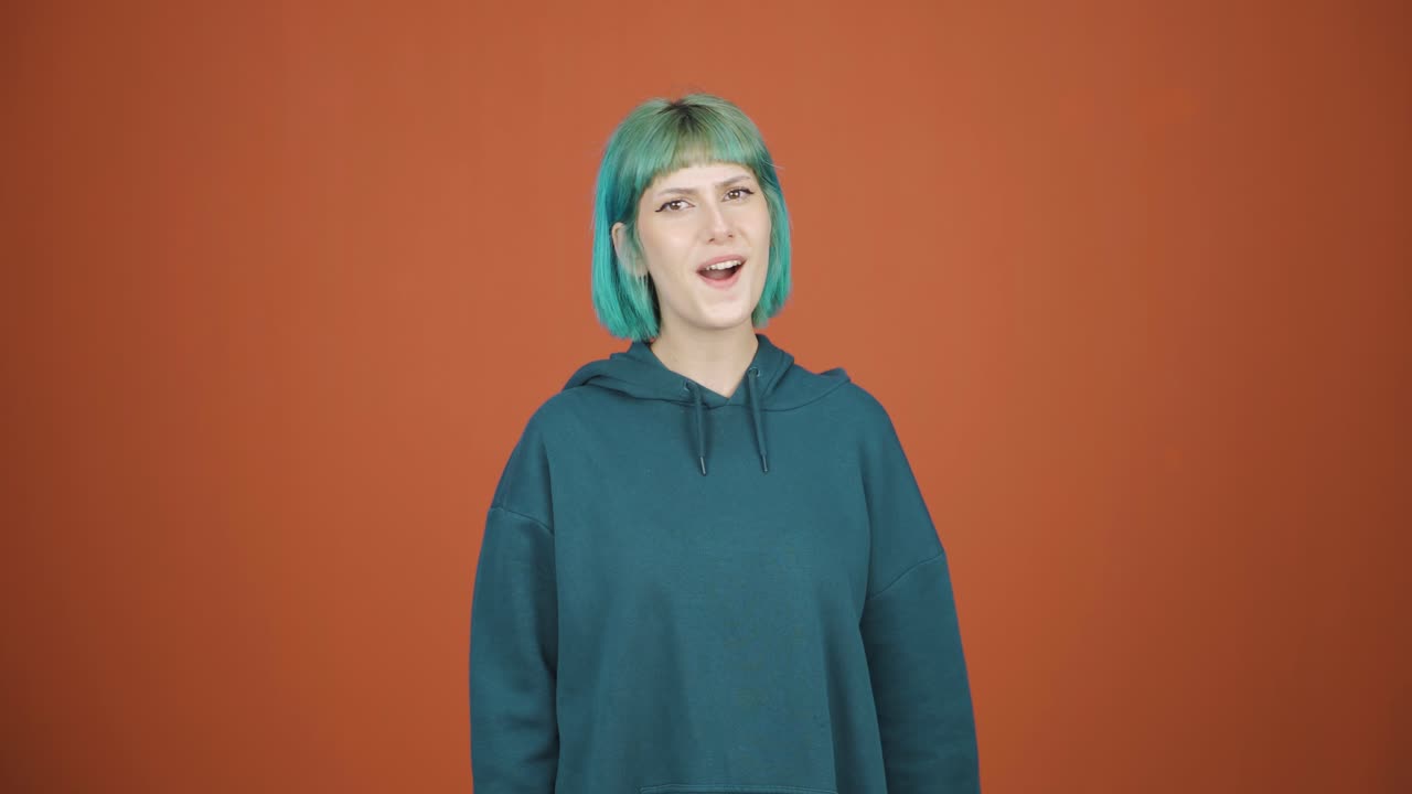 젊은 여성은 카메라에 "와우"라고 말합니다.