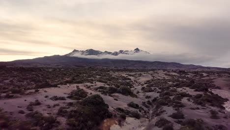 vuelo de drones sobre el desierto de rangipo durante la puesta de sol en el parque nacional de tongariro