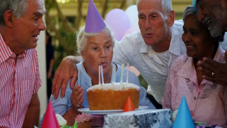 Senioren-Feiern-Einen-Geburtstag-4k
