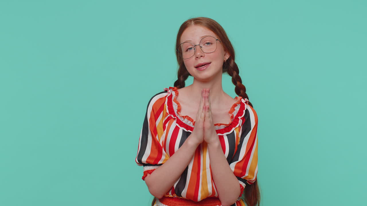 niña pelirroja niño orando, mirando hacia arriba y haciendo un deseo, pidiendo ayuda, pidiendo disculpas