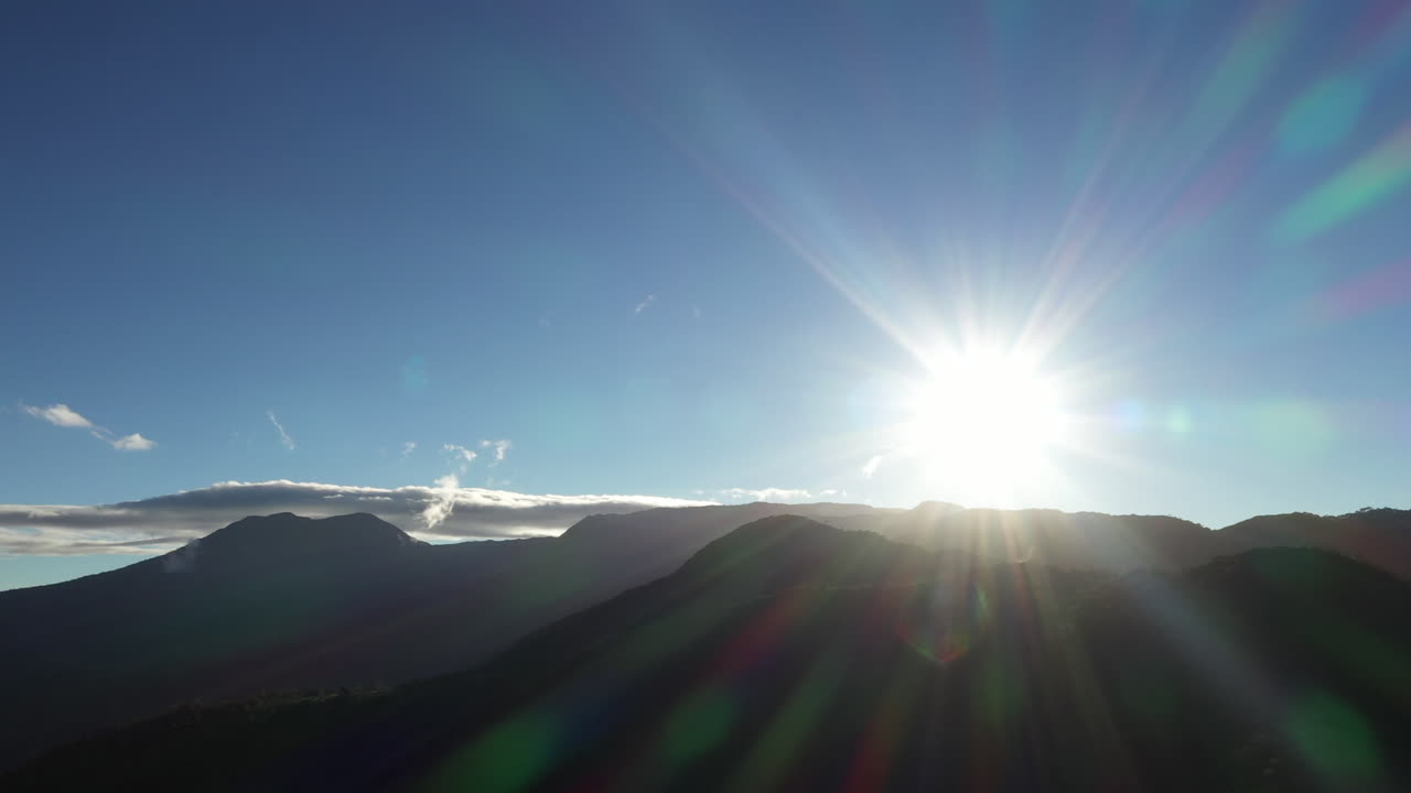 공중: 드론 코스타리카 정글 일출