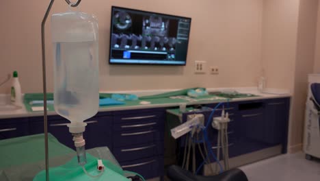 fotografía de mano de una habitación vacía de la clínica dental con bolsa de suero y pantalla de rayos x, 4k
