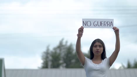 no hay guerra protesta española contra el letrero sostenido por una joven latina américa latina
