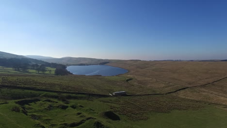 Shot-of-a-lake-in-the-countryside-on-a-bright-blue-sky-day