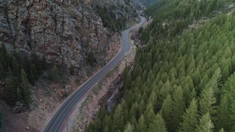 Toma-Panorámica-De-Una-Carretera-De-Cañón-Vacía,-Hasta-El-Gran-Cañón-De-Cottonwood,-Utah