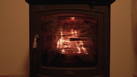 puerta de la estufa cerrada de la chimenea ardiente