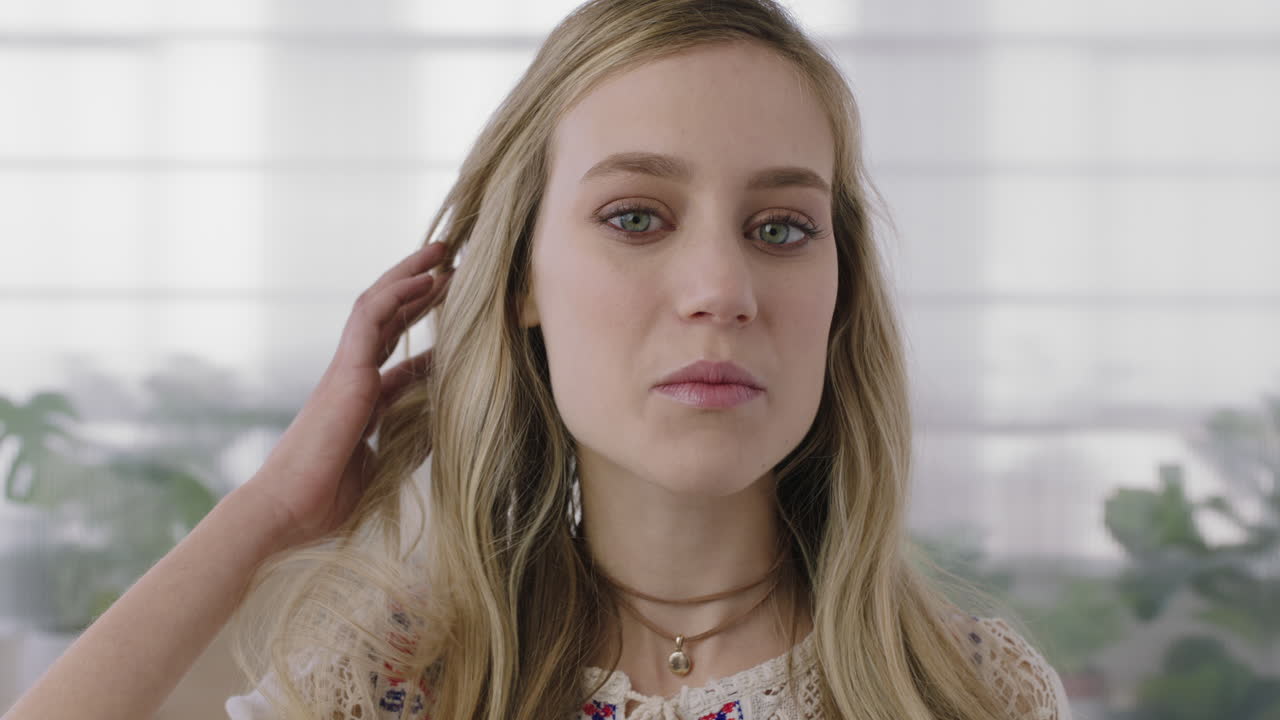 아름다운 금발 여성 인턴의 초상화 머리카락을 통해 손을  ⁇ 고 미소 짓는 행복한 사무실 작업 공간 배경에서 카메라를보고