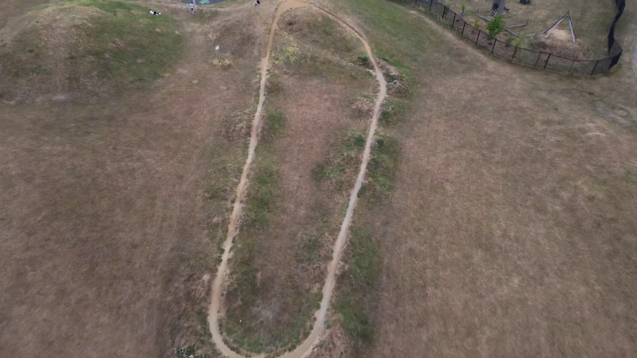 영국 영국 하트포드셔 주 스티븐지의 공원에 있는 bmx 트랙 위로 공중이 기울어져 있습니다.