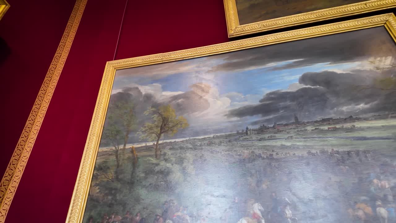 Video panoramico e dettagliato di iconici dipinti sulla storia francese esposti all'interno della Reggia di Versailles, che mette in risalto l'arte, le dimensioni e la grandiosità di questo rinomato punto di riferimento culturale