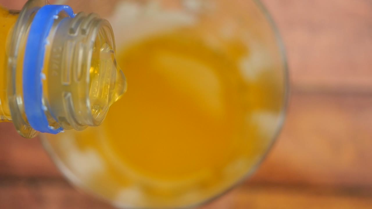 vertiendo jugo de naranja