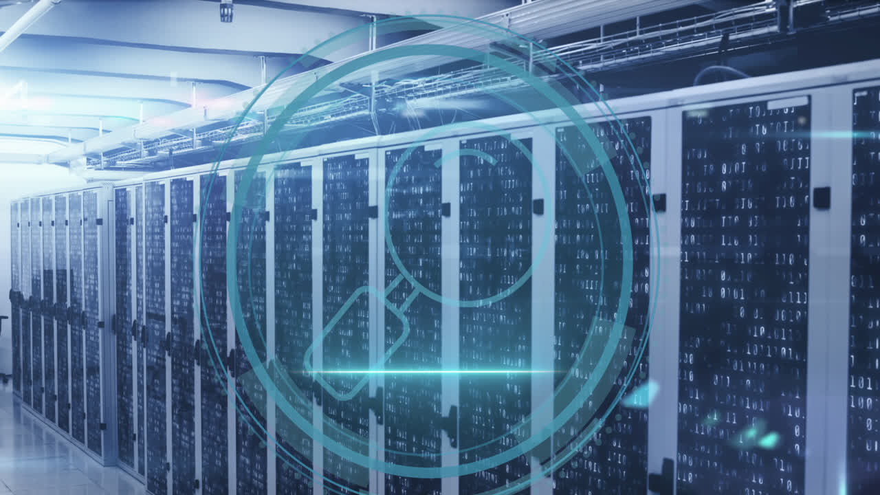 animación del banner de texto de seguridad cibernética y el icono de la lupa escaneado contra la sala del servidor