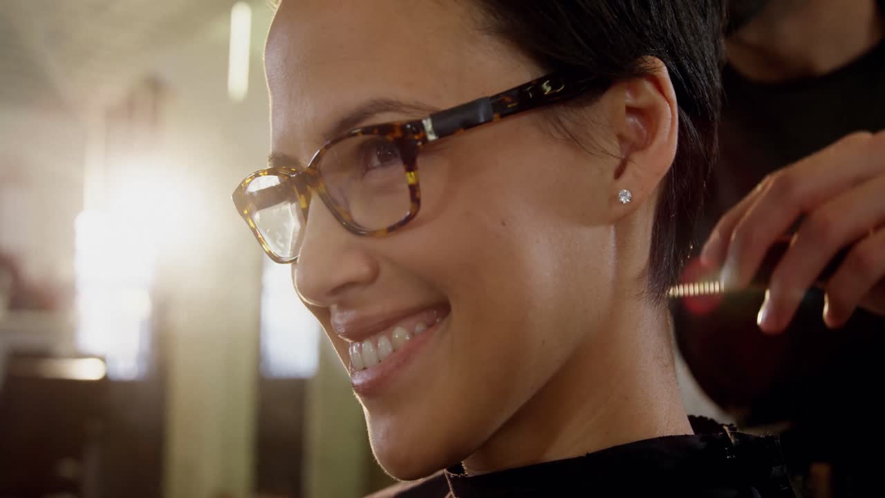 mujer recortándose el cabello